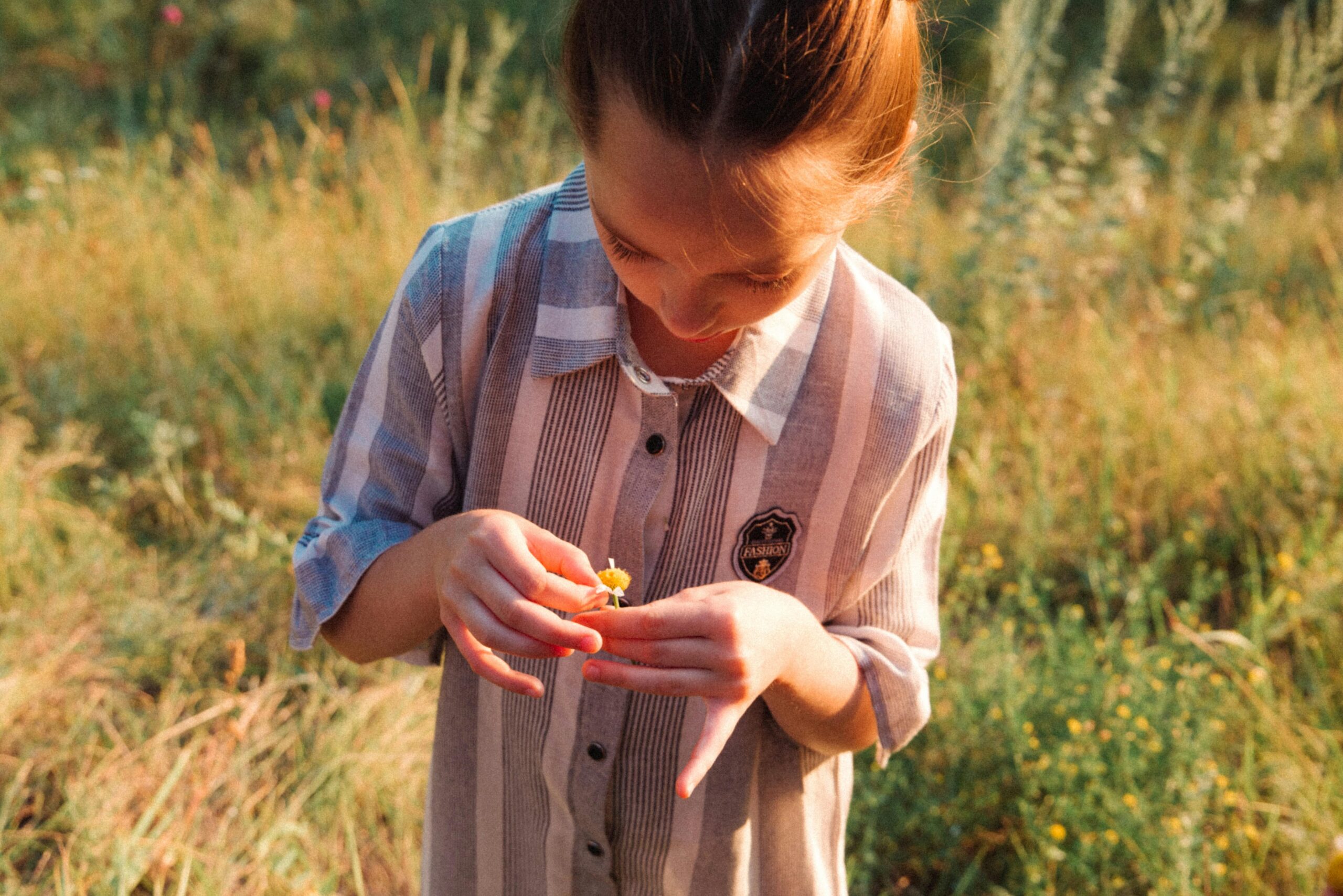 Enfant examinant une fleur